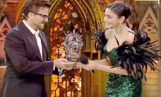 Bigg Boss OTT Season 3 Winner: सना मकबूल ने जीता बिग बॉस ओटीटी 3 का खिताब..! इनके बारे में जाने कुछ रोचक तथ्य