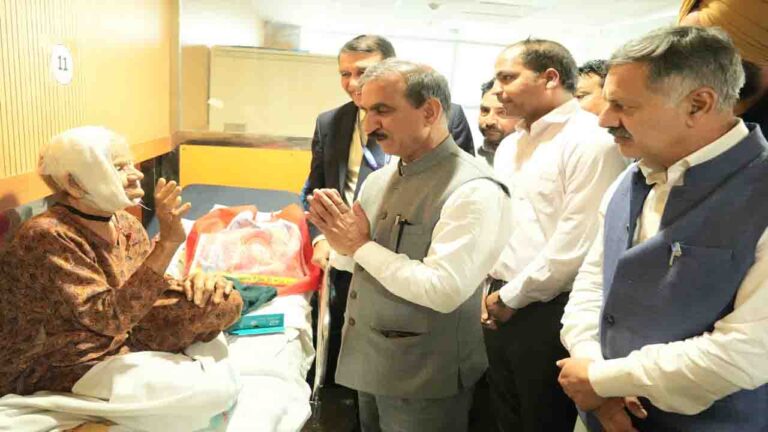 Himachal: CM enquires wellbeing of injured of bus accident