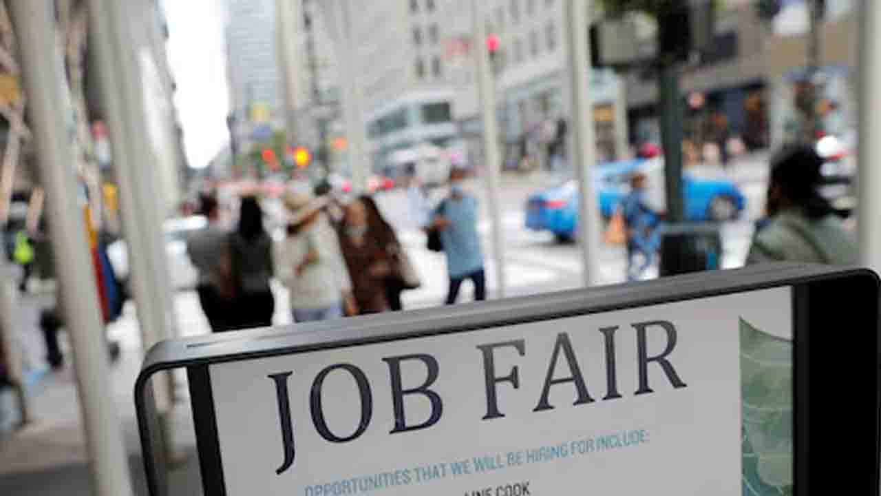 US Jobless Claims Drop Sharply in Final Week of 2025, But Labor Market Remains Sluggish