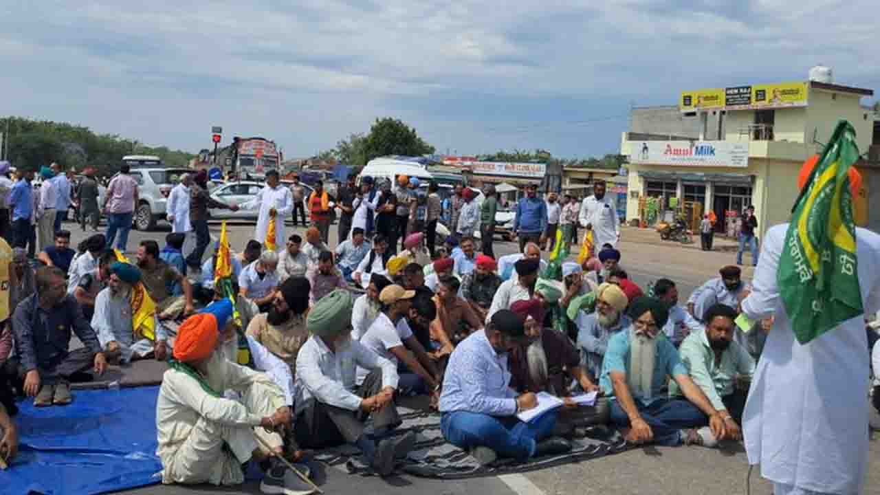 Entry Tax Row: Punjab Transporters Block Chandigarh-Manali Highway; Thousands Stranded