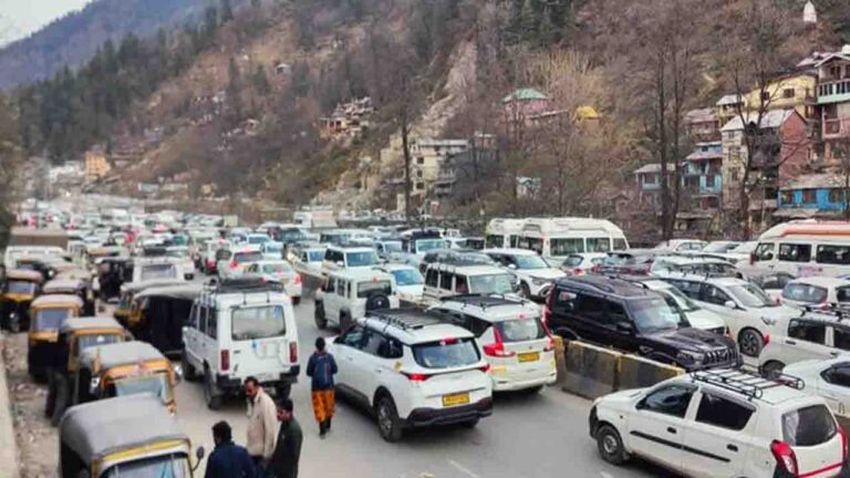Record Tourist Rush in Manali Over Weekend, Over 7,000 Vehicles Arrive in Three Days