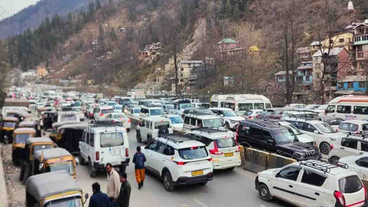 Record Tourist Rush in Manali Over Weekend, Over 7,000 Vehicles Arrive in Three Days