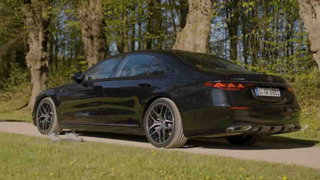 2026 Mercedes-Benz S-Class Debuts with 50% New Tech and Luxury Features