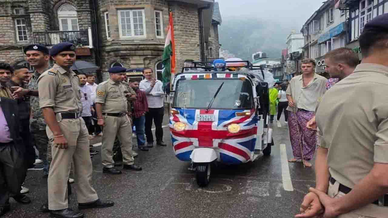 British Tourists Drive Auto-Rickshaw into Shimla’s No-Vehicle Zone; Fined ₹1,500
