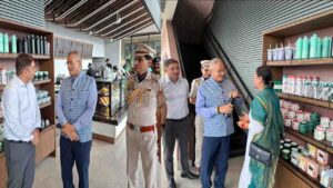 Governor’s Warm Interaction with Citizens Reflects His People-Centric Approach