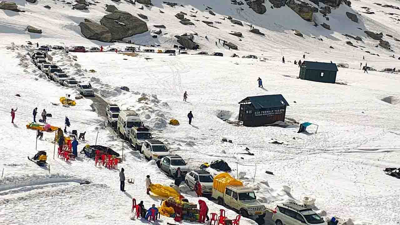 Himachal Pradesh Weather: Fresh Snowfall Hits High Reaches, IMD Issues Orange Alert for Heavy Rain