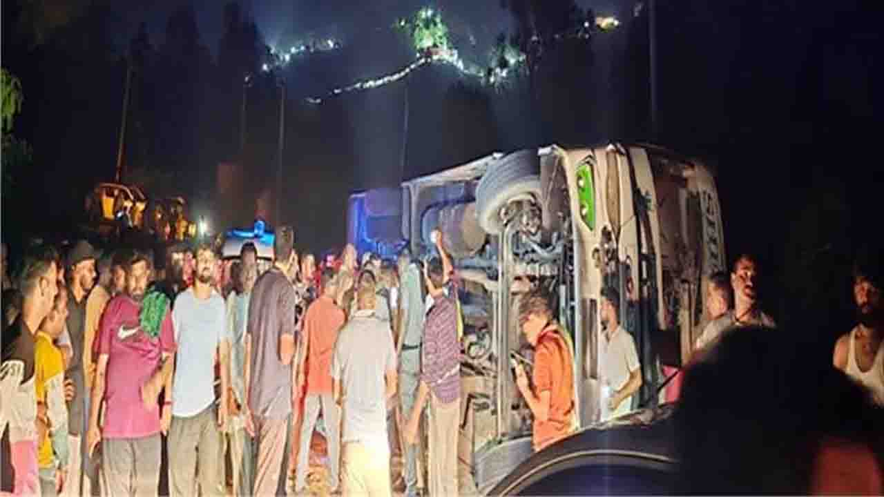 2 Devotees Killed, Several Injured as Bus Flips Near Himachal’s Shahtalai