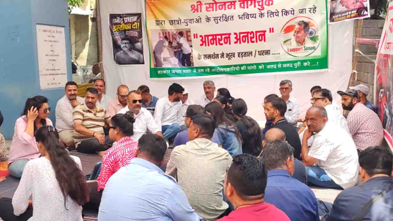 Former IAS, professors join Solan protest in support of Sonam Wangchuk over paper leaks