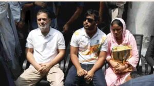 Rahul Gandhi Stages Sit-In at Delhi Police Station over Alleged Pellet Gun Firing