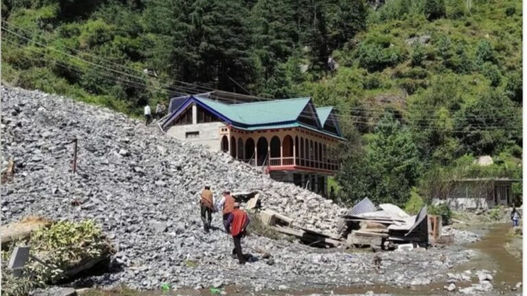 Parbati Tunnel Leak Triggers Road Blockade, Tourists Stranded in Sainj