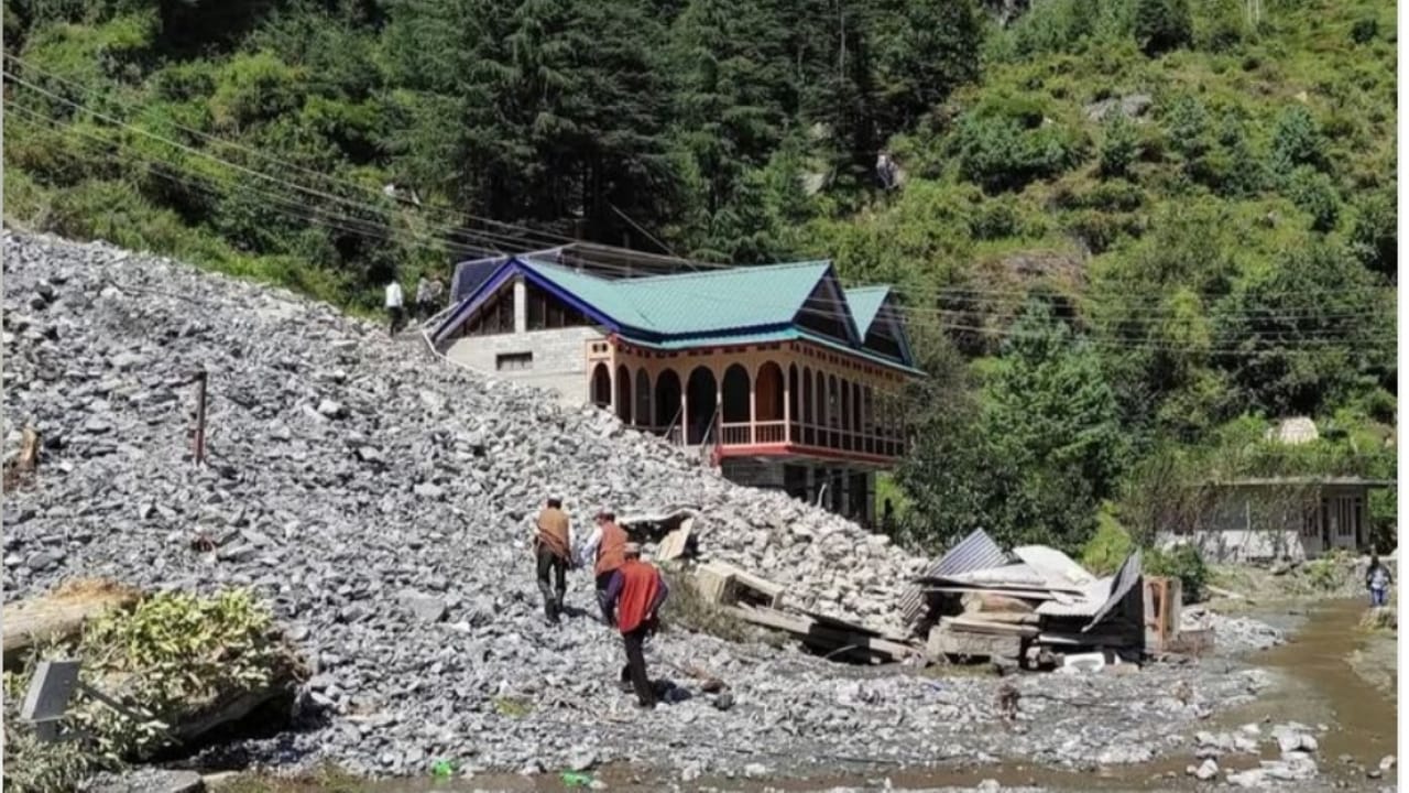 Parbati Tunnel Leak Triggers Road Blockade, Tourists Stranded in Sainj