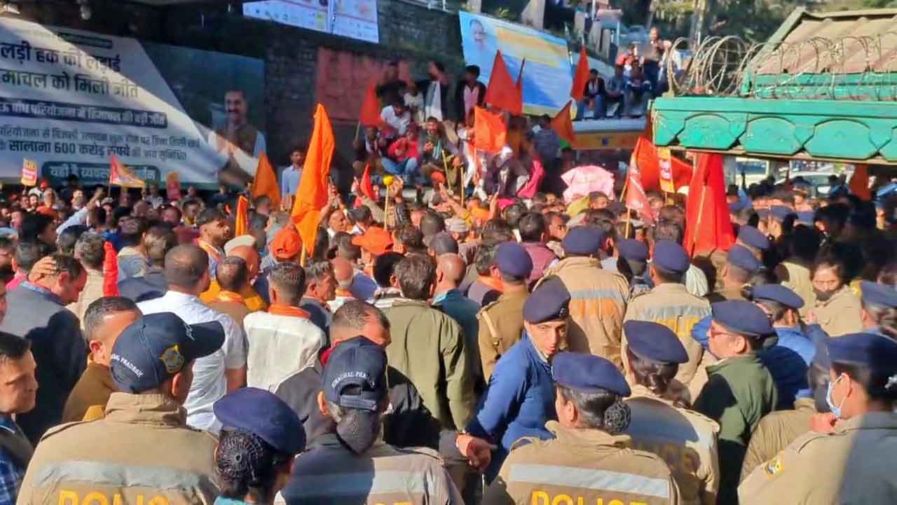 Protesters Breach Shimla Secretariat Gate, Police Use Water Cannons Over UGC Act and Swarn Aayog Demands